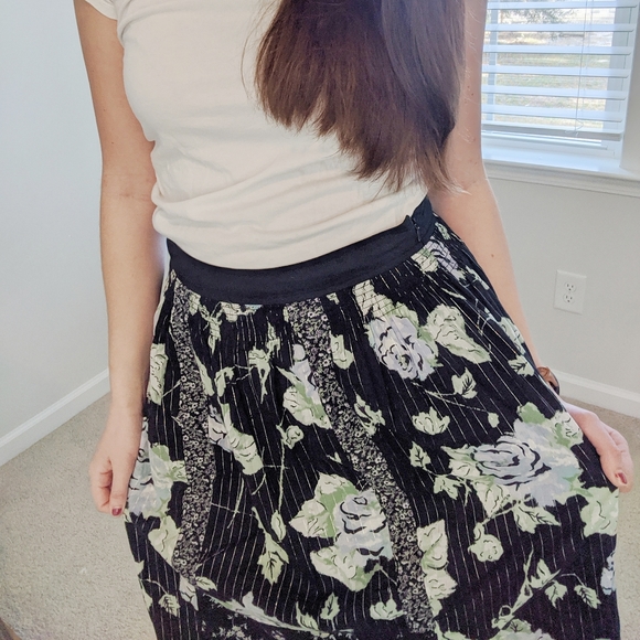 New York & Company Dresses & Skirts - $$$ New York and Company skirt flower details blue